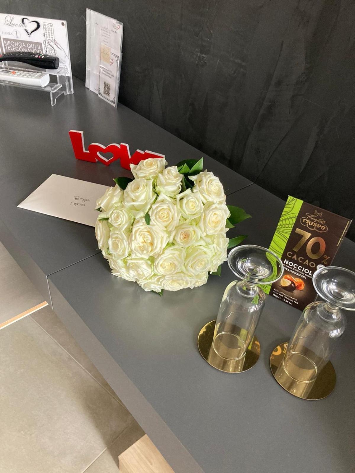 بومبيي Love Inn المظهر الخارجي الصورة